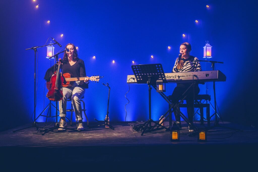 Nea-Sofia & Inka-Erika, promokuva keikalta, ohjelmatoimisto Tour de Talents